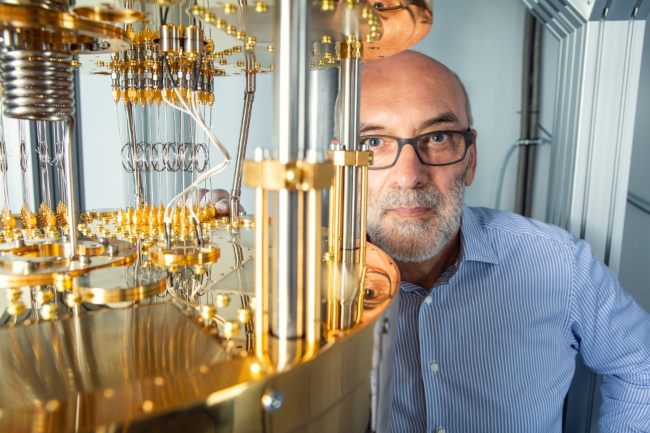 Abb 03_ Herr Gross am Quantencomputer