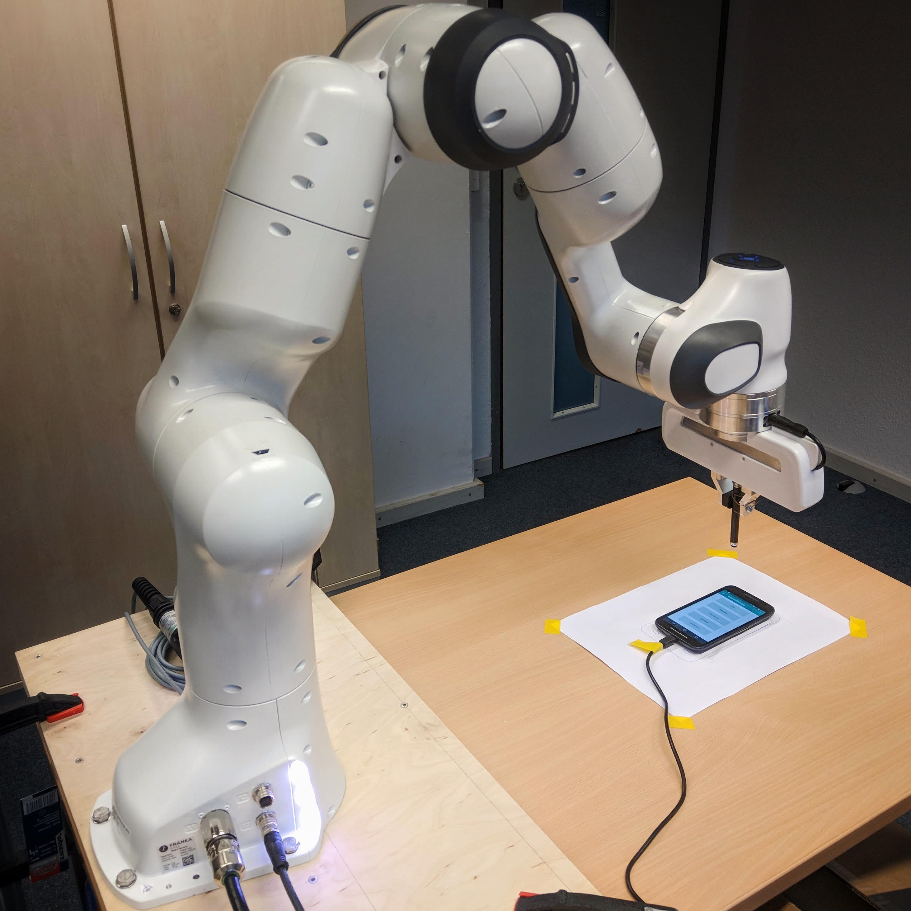 Industrieroboter testet Apps