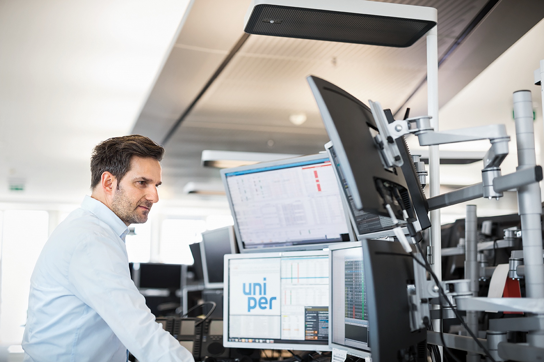 Mitarbeiter-im-Handelsraum-Duesseldorf